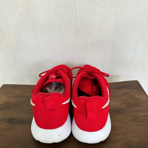 Nike Red Roshe One - Picture 5 of 8